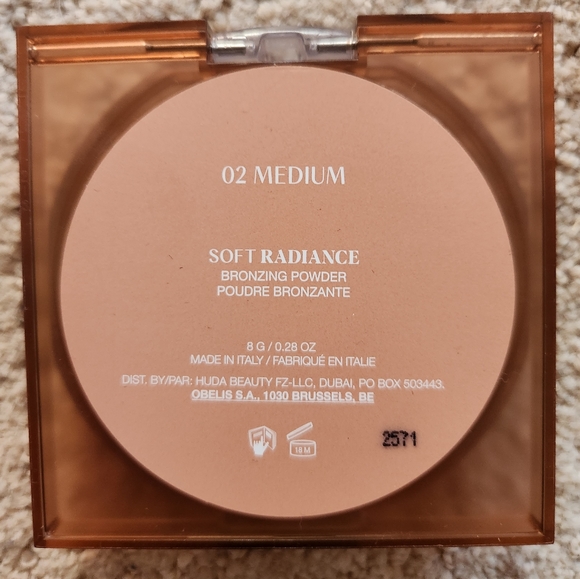 Huda Beauty bronzer - Picture 2 of 3